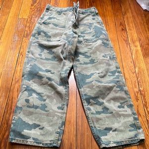 Cargo style chino cut pant. Size 4, high waisted